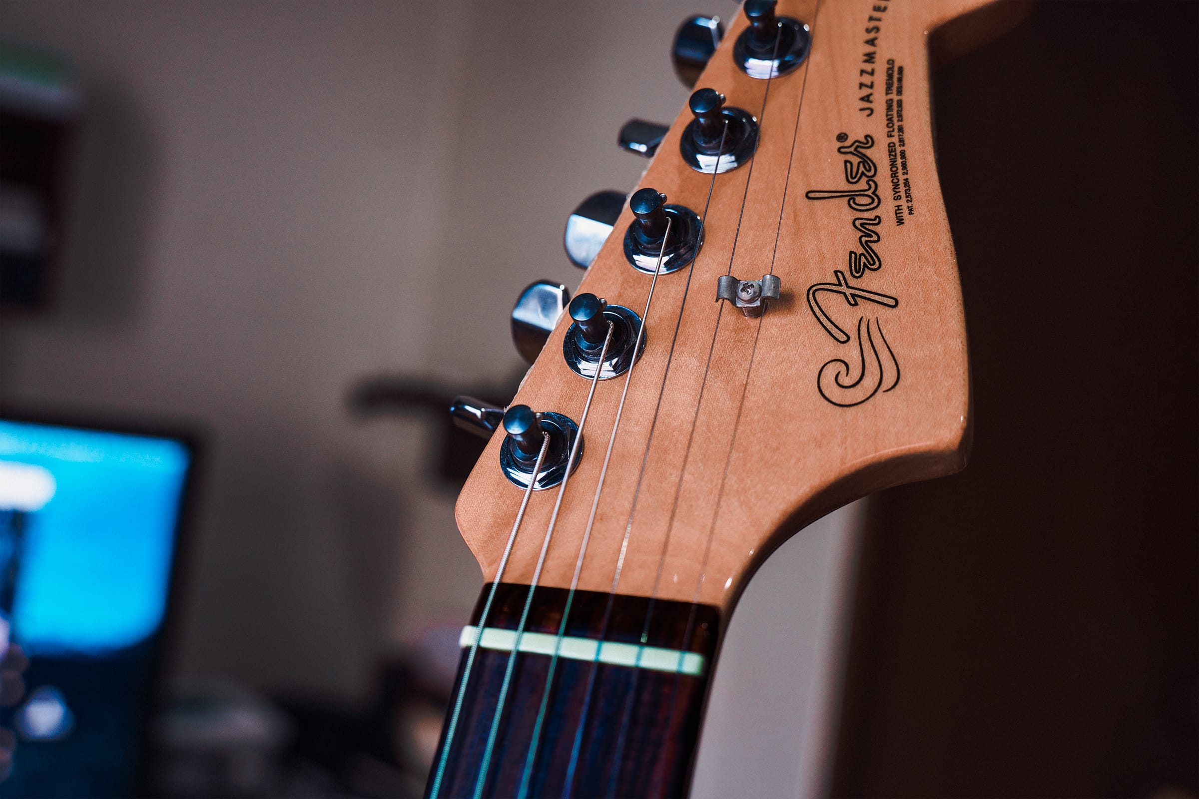 Fender Jazzmasterと書かれたギターのヘッドにAuto-Trimペグが付いている写真